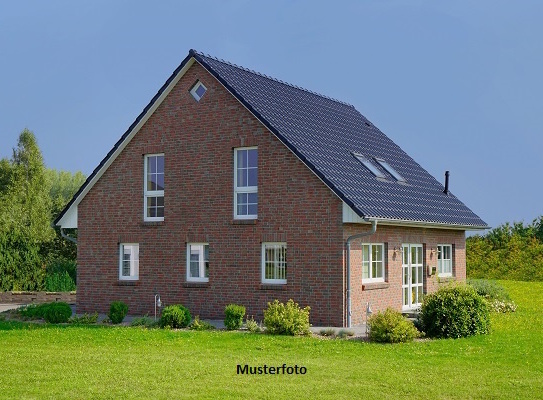 Freistehendes Einfamilienhaus, Garten, Stellplatz, Garage