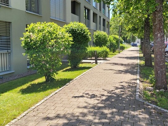 Moderne 4,5 Erdgeschloss-Whg. Blick ins Grüne, Loggia, EBK, hohe Privatsphäre per sofort