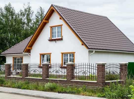 Einfamilienhaus mit Garagen