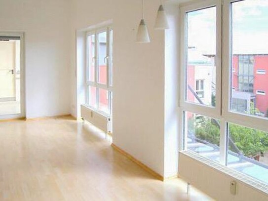 Helle 3-Zimmer-Wohnung mit 2 Balkonen, Einbauküche in zentraler, ruhiger Lage