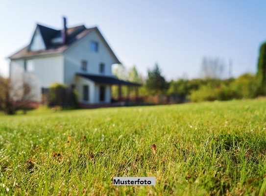 Einfamilienhaus und Doppelgarage in Hanglage