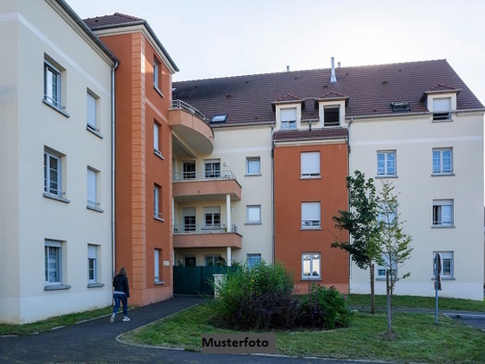 Mehrfamilienhaus mit Garagengebäude in guter Wohnlage