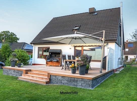 Freistehendes Einfamilienhaus, Garten und Carport