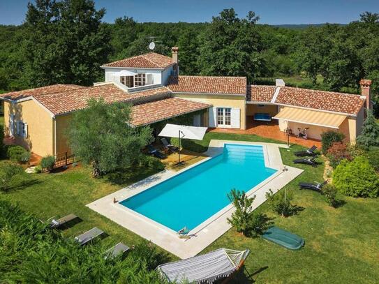 Villa mit einem wunderschönen großen Garten und am Rande der Natur, Poreč, Umgebung