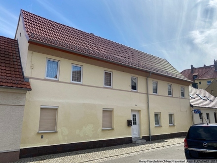 Kleines Mehrfamilienhaus mit schönem Grundstück in Elsterwerda zum Sanieren!