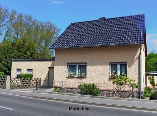 Freistehendes Einfamilienhaus, Carport und Garage