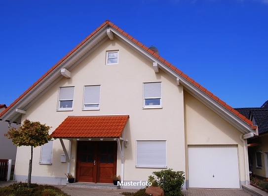 Einfamilienhaus, Garage und Carport