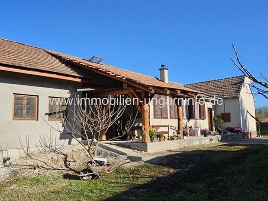 Wohnhaus im Grüngürtel mit 3 Wohnungen, 0,6 ha Grundstück am Plattensee