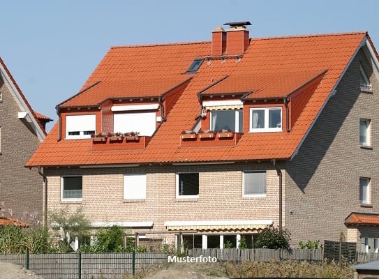 Freistehendes Vierfamilienhaus, Loggia und 3 Garagen