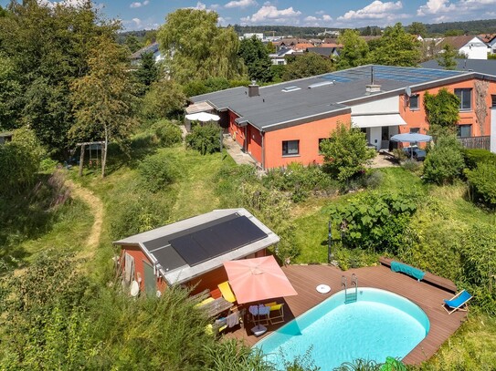 Wohne u. arbeite unter einem Dach! Einmalig gr. Naturgarten Pool u. Taunusblick viel Raum zum Leben