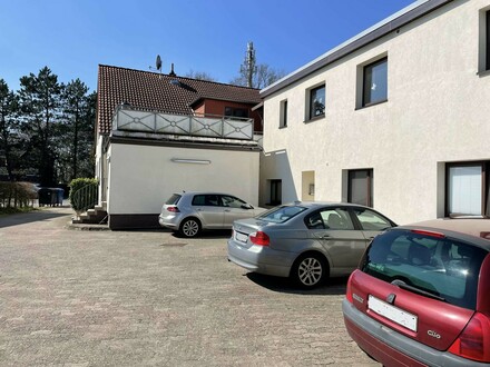 Mehrfamilienhaus mit 8 Wohnungen und 4 Garagen