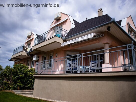 Familienhaus mit 6 Apartments, Pool zu verkaufen in einem kleinen Dorf am Nordufer des Balaton