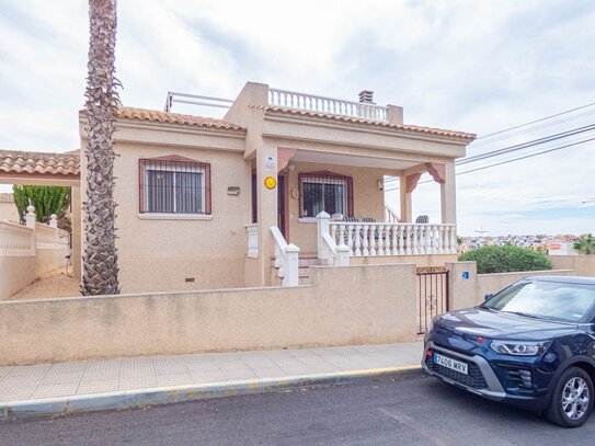 Sehr schöne Villa mit 3 Schlafzimmern, 2 Bädern, Gemeinschaftspool und schönem Ausblick