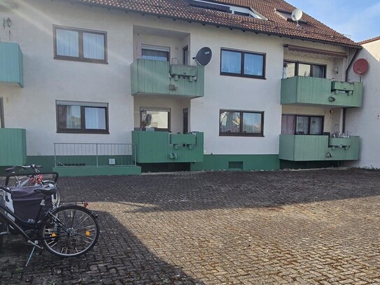 Sonnige 2-Zi.-Wohnung mit Balkon, Garage, barrierefrei, zentral, nach Sanierung