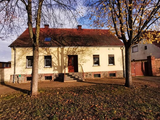 Idyllischer Dreiseitenhof mit großem Haus und Garten