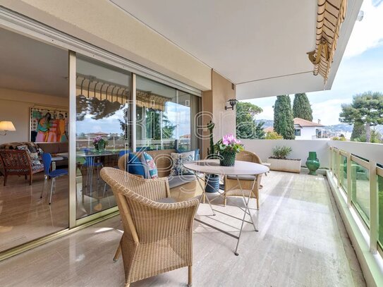 CANNES PETIT JUAS: 3 bedroom apartment with large terrace and a glimpse of the sea