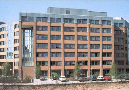 Außergewöhnliche Büroflächen in einladendem Gewerbepark zu mieten. Aufzug, modernes Konferenzcenter