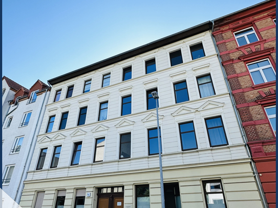 Helle Altbauwohnung mit charmanten Dielenboden und Tageslichtbad - auf Wunsch mit moderner EBK!