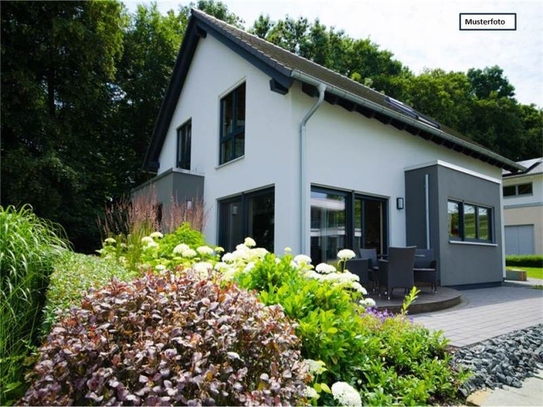 Einfamilienhaus mit Einliegerwohnung in 32602 Vlotho, Garzweg
