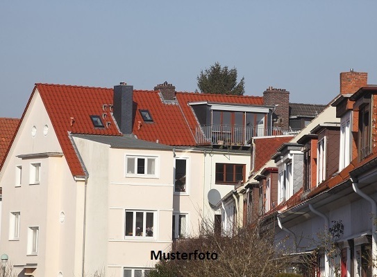 Landwirtschaftliche Hofstelle mit Schwimmbecken