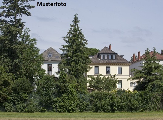 Mehrfamilienhaus mit Parkplätzen + guter Zustand +