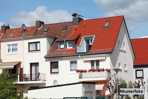 2-Familienhaus nebst 3 Garagen - provisionsfrei