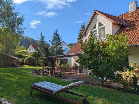 Freistehendes gepflegtes Einfamilienhaus mit großem Garten und Doppelgarage in ruhiger Waldrandlage