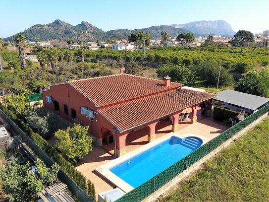 Schöner spanischer Stil Finca mit Pool, Grill, Garage, Carport, Klimaanlagen, zu Fuß in die Stadt.