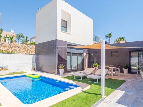 Moderne Villa mit 3 Schlafzimmern, 2 Bädern und Gemeinschaftspool im La Finca Golf Resort