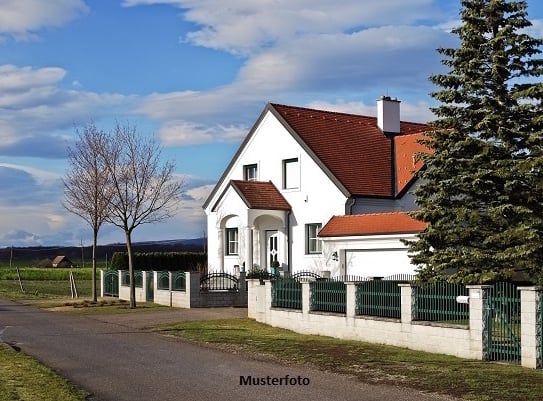 Freistehendes Einfamilienhaus auf großem Grundstück