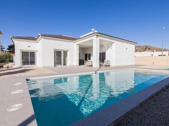 Schöne Villa in Aspe an der Costa Blanca Süd mit 3 Schlafzimmern, 3 Badezimmern, Pool und Parkplatz