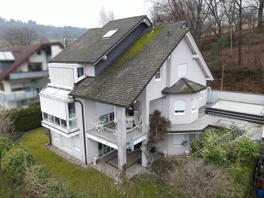 Luxuriöses Einfamilienhaus mit Außenpool und Fernblick