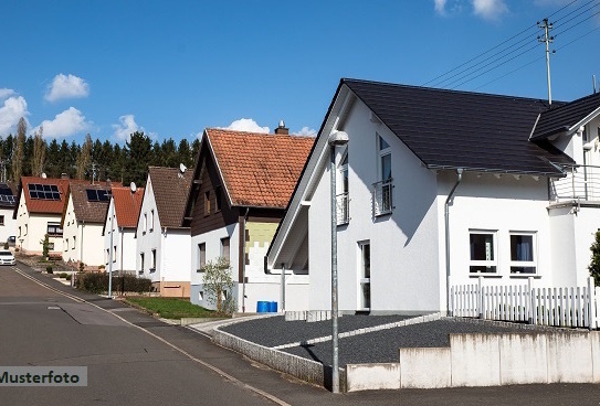 Einfamilienhaus nebst Laden und Garage