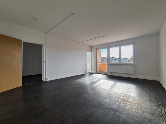 2 Kaltmieten geschenkt*: renovierte 4 Zimmerwohnung mit großzügigem Balkon und Ausblick