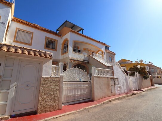 Obere Wohnung mit 2 Schlafzimmern und großer Dachterrasse am populären Stadtrand von Torrevieja