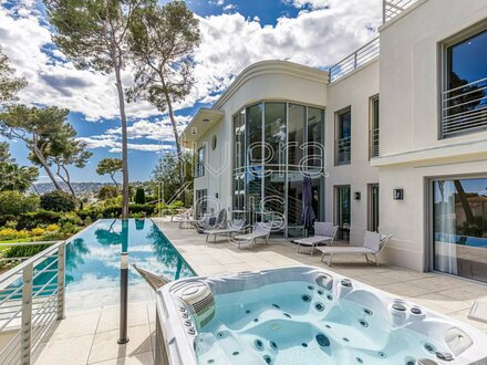 Magnificent new property, 7 bedrooms, wonderful sea view, pool, in Antibes Juan-les-Pins