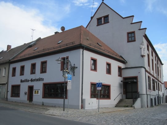 Basilika-Gaststätte mit großem Saal im Obergeschoss, kleinem Saal im Kellergeschoss und Wohnung