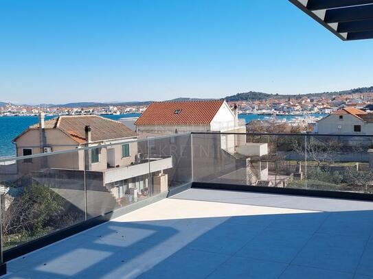 Luxuriöses, modernes Penthouse in Murter, zweite Reihe zum Meer