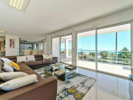 Luxury 3-bed apartment, panoramic sea view, Antibes