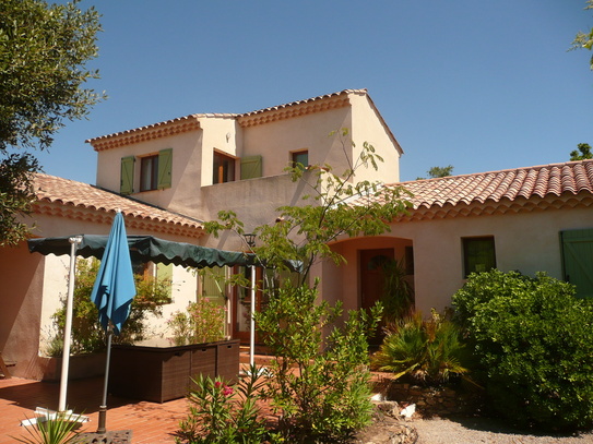 Schöne Villa mit wunderbarem Ausblick und Pool