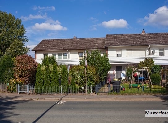 Doppelhaushälfte nebst Garten und Carport