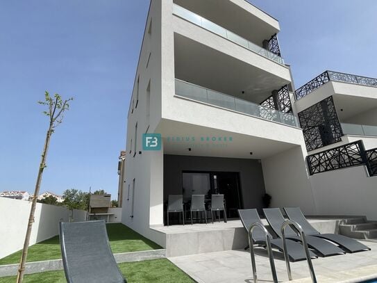 VODICE, Neubau, modern eingerichtete Wohnung, Garten 112 m2 + Swimmingpool