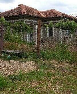 Ein von Grund auf top renoviertes, möbliertes Haus hinter der Küste