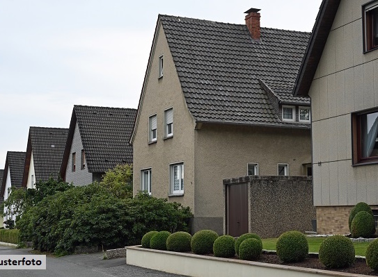 Einfamilienhaus mit Vorgarten und Garage