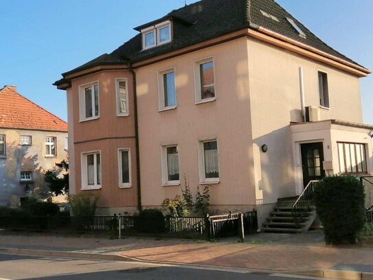 Geräumiges Stadthaus mit zwei Wohneinheiten, Garten, Garage/Werkstatt, Keller u. Carport