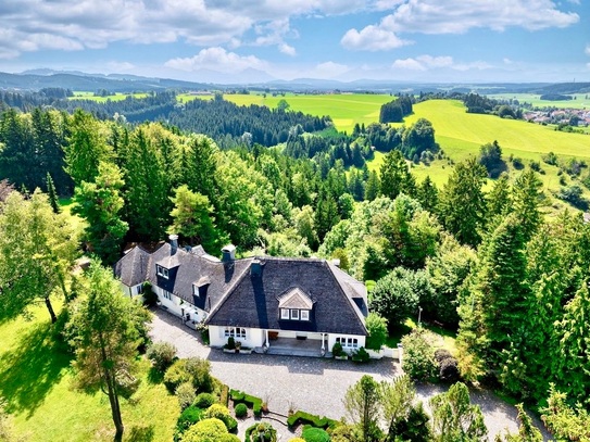 Landhausvilla auf gepflegtem Parkgrundstück im Allgäu mit atemberaubender Weitsicht mit Alpenblick in einmaliger 1A - L…