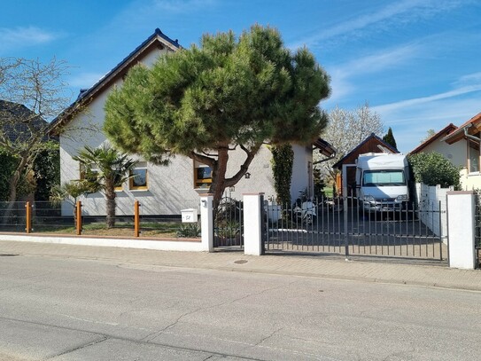 Einfamilienhaus mit großem Garten mit weiterer Bebauungsmöglichkeit