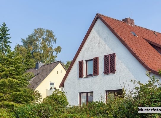 Einfamilienhaus mit Carport und Garage