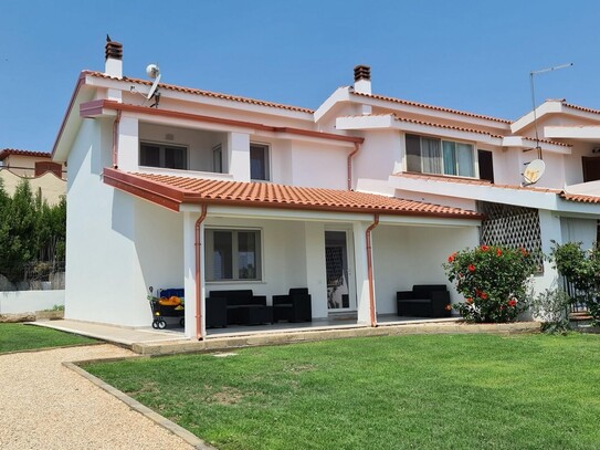 Modernes Ferienhaus auf Sardinien in Porto Columbu mit Meerblick in Strandnähe