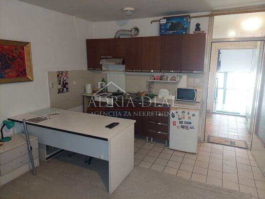 Pula, Sonniges Studio-Apartment im 1. Stock mit Parkplatz